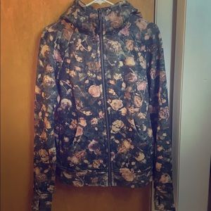 Lululemon scuba hoodie..Bought and don’t wear.